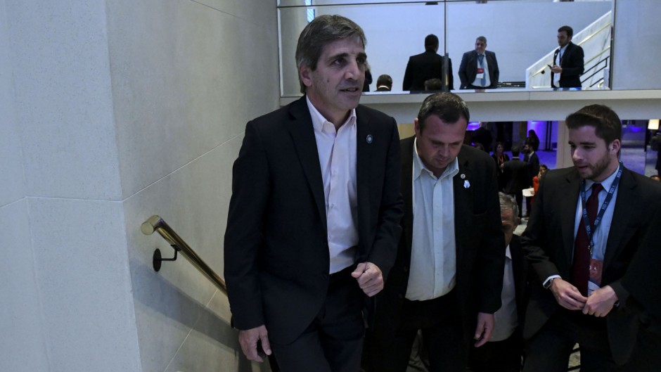 Securitización, el atajo de Caputo para intentar venderle YPF y el fondo de la Anses a Wall Street