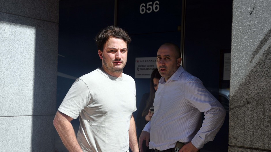 Ante los cacerolazos, el cerebro político de Milei habla de «golpe» y advierte que defenderán a Milei «con la vida»