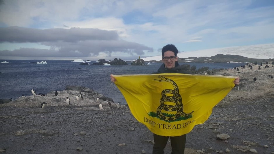 Los Iñakis viajaron con Milei a la Antártida y plantaron una bandera trumpista