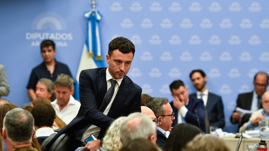 El gobierno abre la negociación por la ley ómnibus con un encuentro secreto con De Loredo