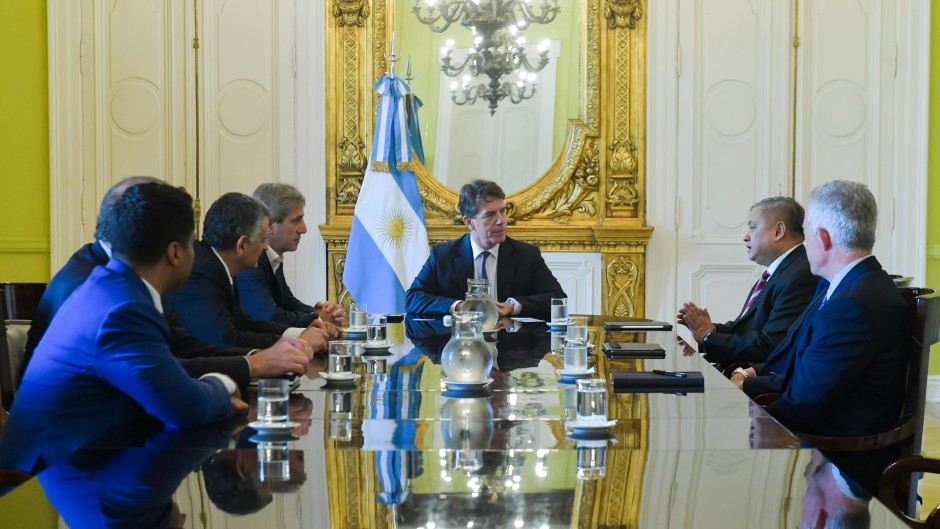 Sin financiamiento para el Tesoro, Caputo usó a YPF para tomar deuda por 800 millones de dólares